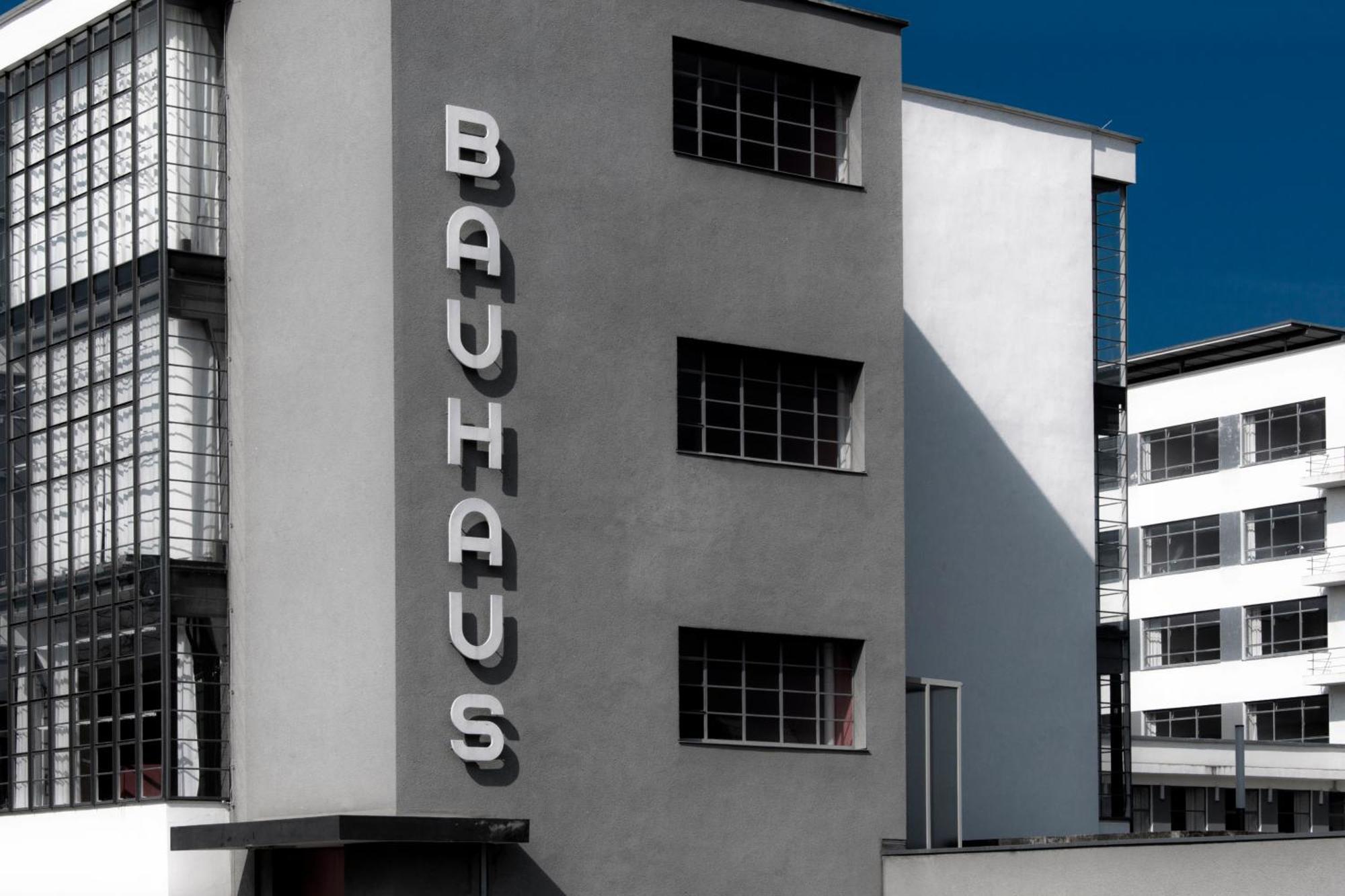 Am Bauhausmuseum Dessau-Rosslau